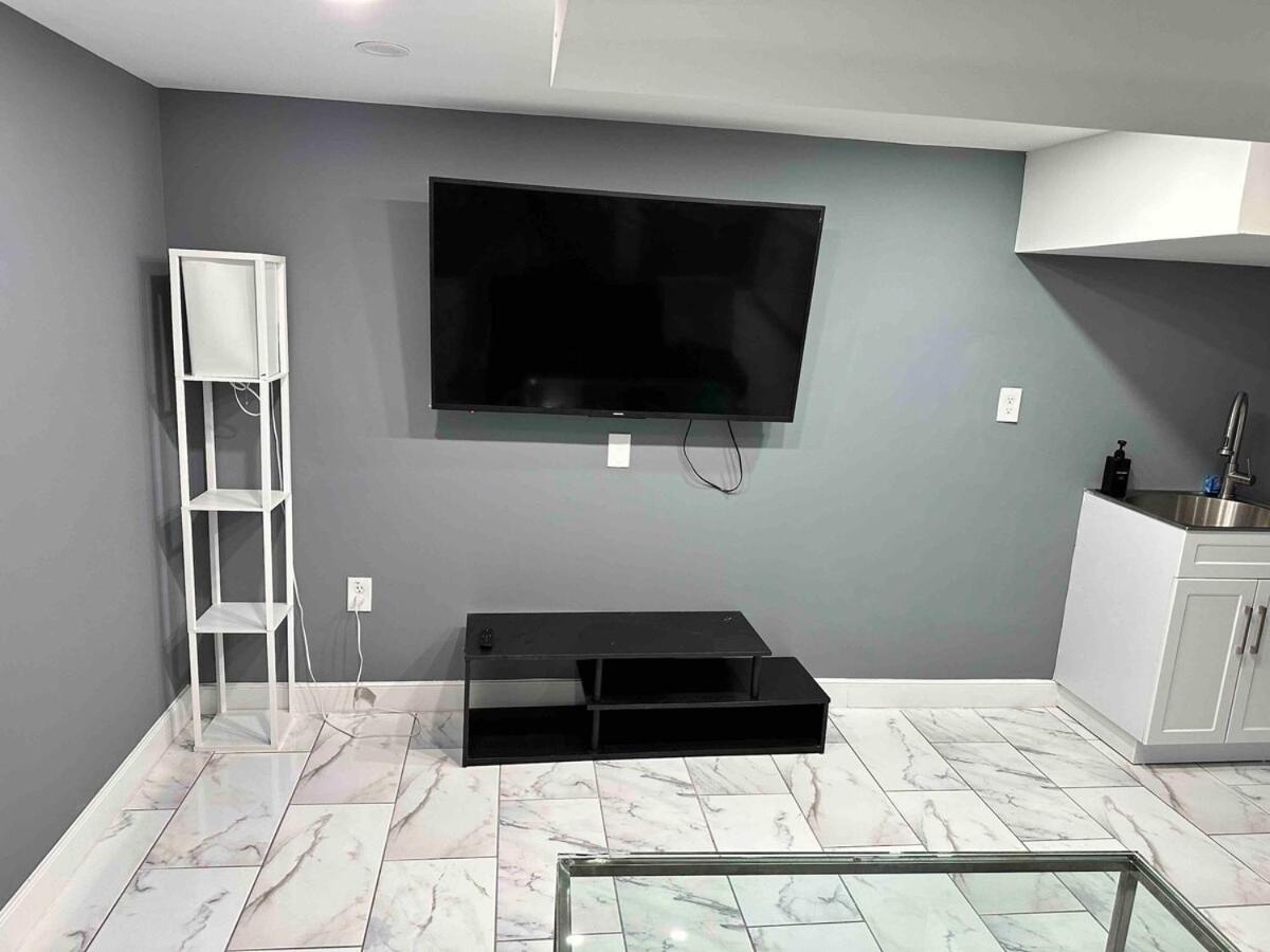 Lovely Basement 1-Bedroom With Free Parking Washington Exterior photo