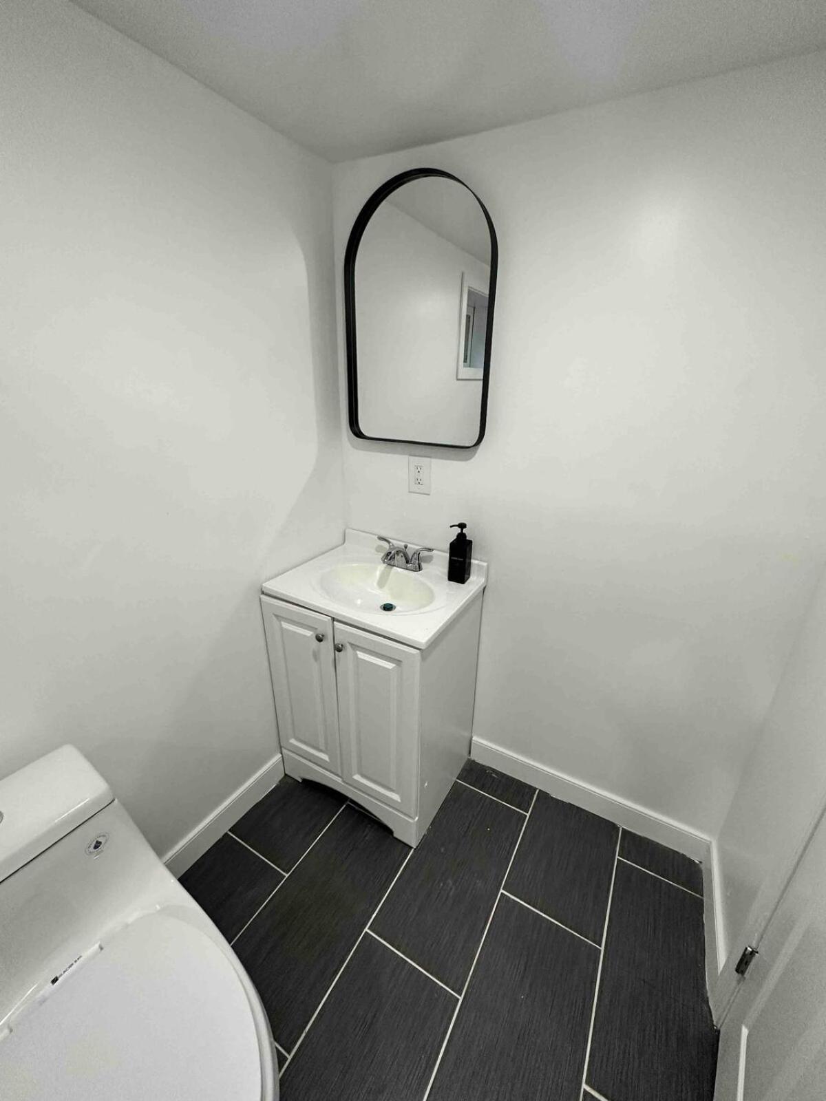 Lovely Basement 1-Bedroom With Free Parking Washington Exterior photo